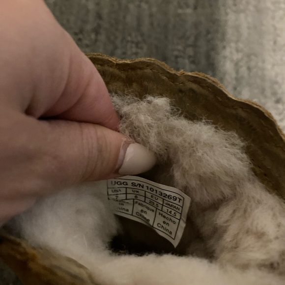 Toddler girl’s size 7 Ugg furry booties in tan - Picture 5 of 5